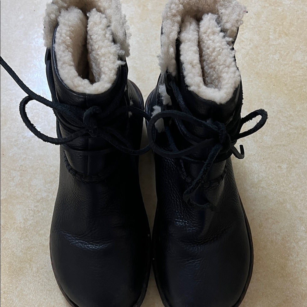 UGG Caspia Ankle Boots Womens 7 Black Leather Sheepskin Lined - Picture 3 of 9